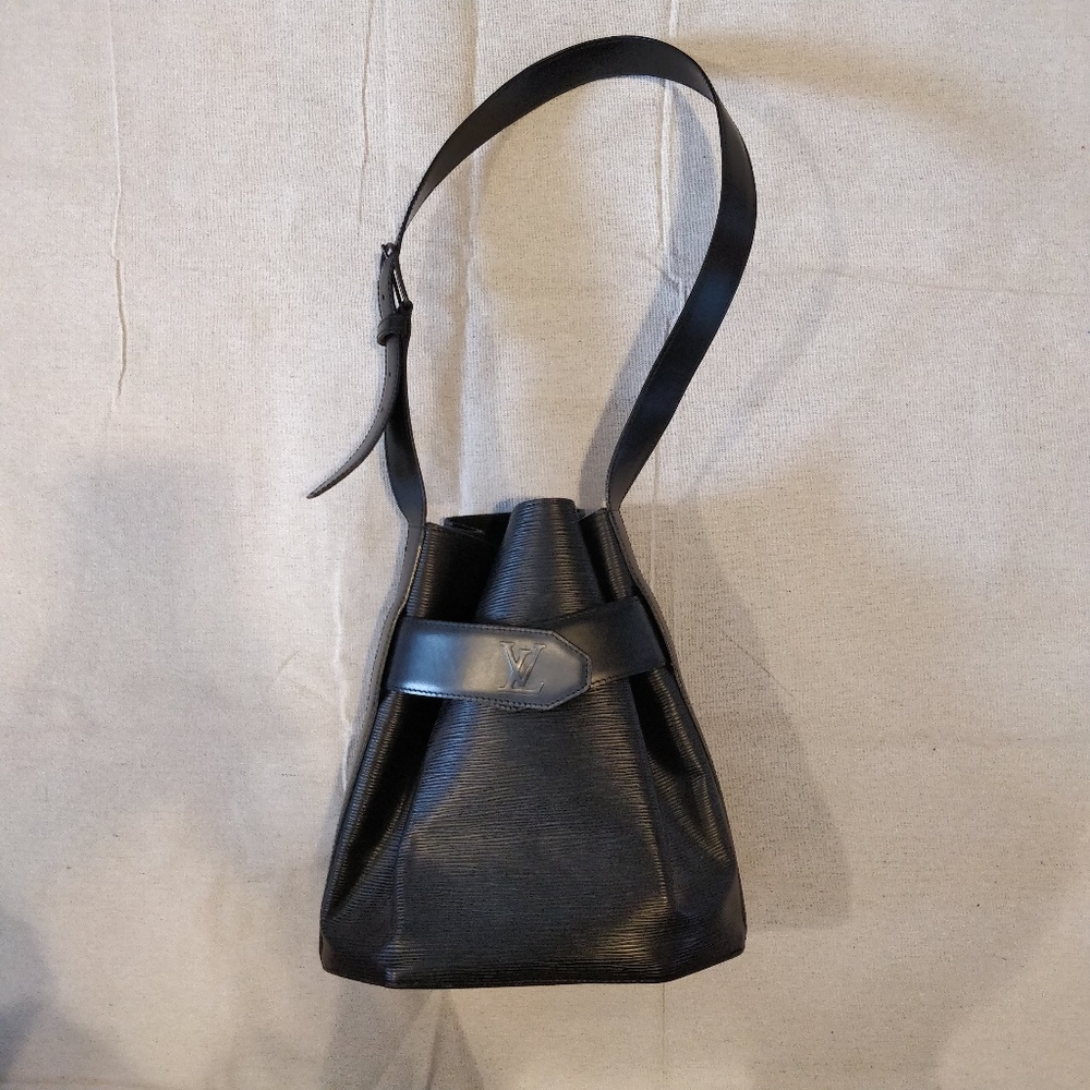 LOUIS VUITTON SAC D'EPAULE EPI BUCKET BAG, Black